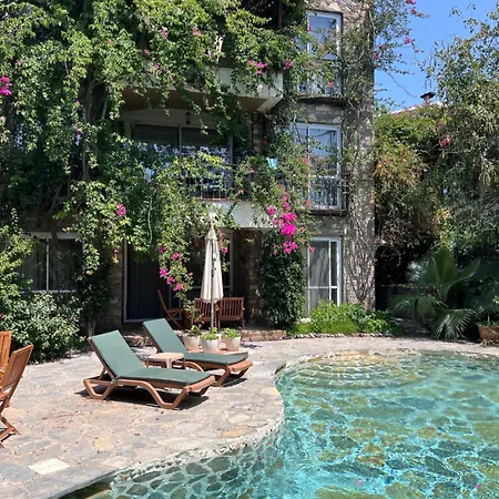 Triplex With Private Pool And Garden 博德鲁姆